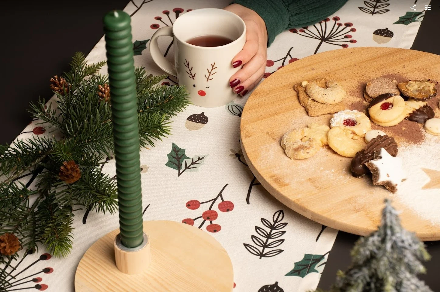 Weihnachtlicher Tischläufer auf festlich gedecktem Tisch