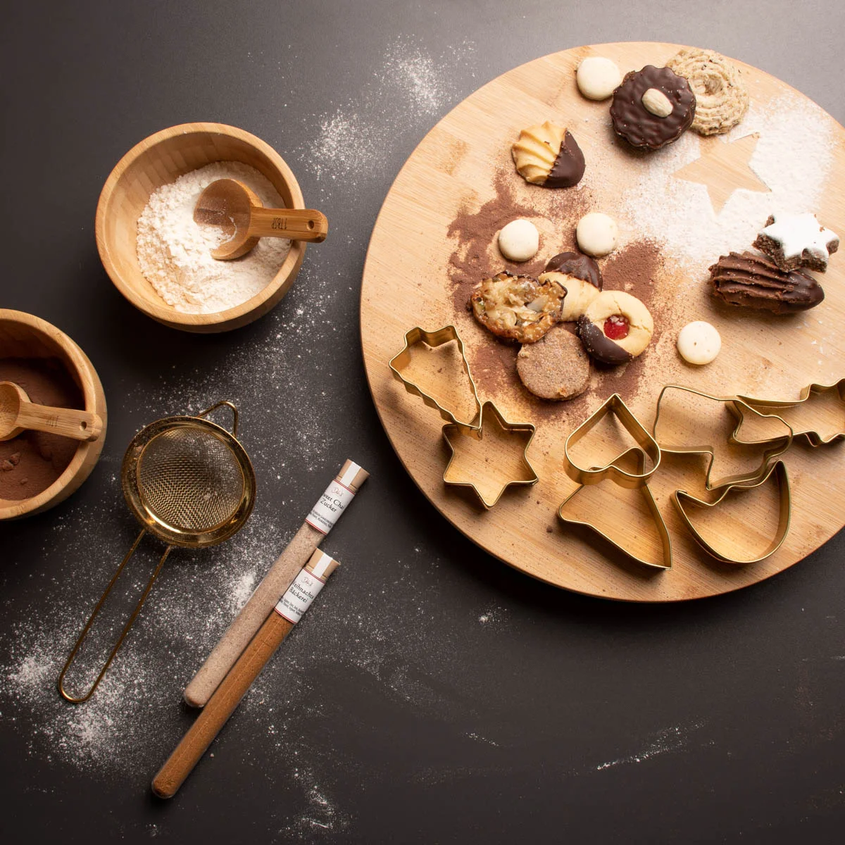 besondere Gewürze und Backutensilien für die Weihnachtsbäckerei