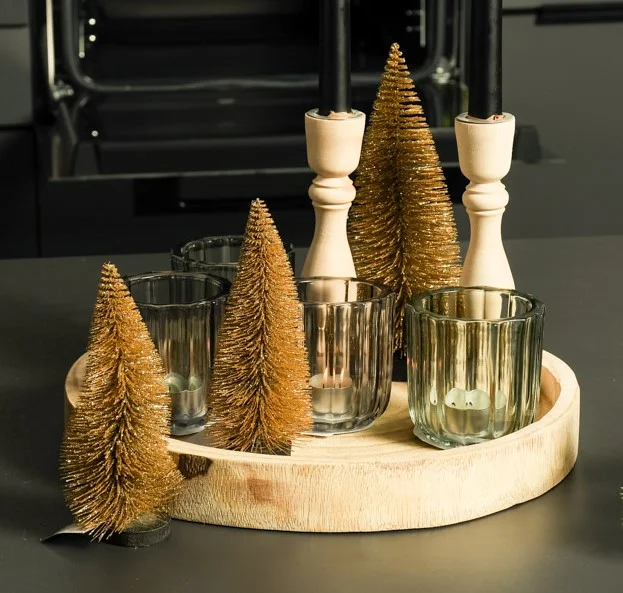 Holztablett weihnachtlich dekoriert