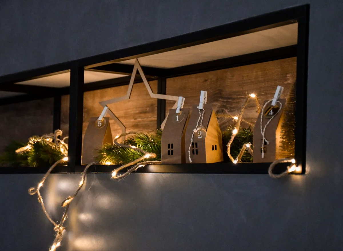 beleuchtetes Regal mit Weihnachtsdeko