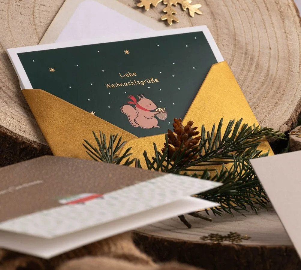 Geschmackvolle Weihnachtskarte mit Eichhörnchen mit goldenem Umschlag
