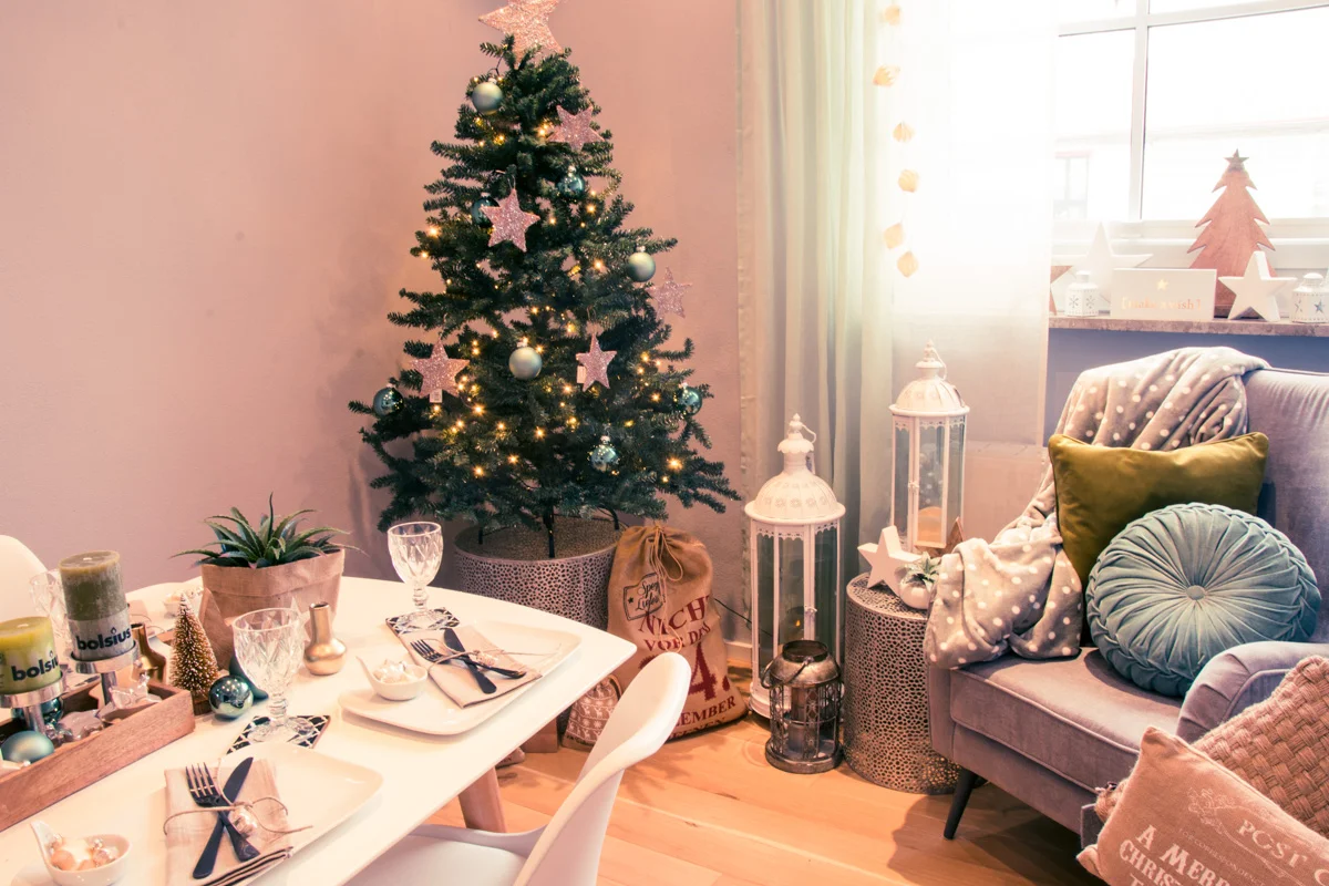 pastellfarben dekoriertes Zimmer mit Weihnachtsbaum und Weihnachtsdeko pastellfarben dekoriertes Zimmer mit Weihnachtsbaum und Weihnachtsdeko