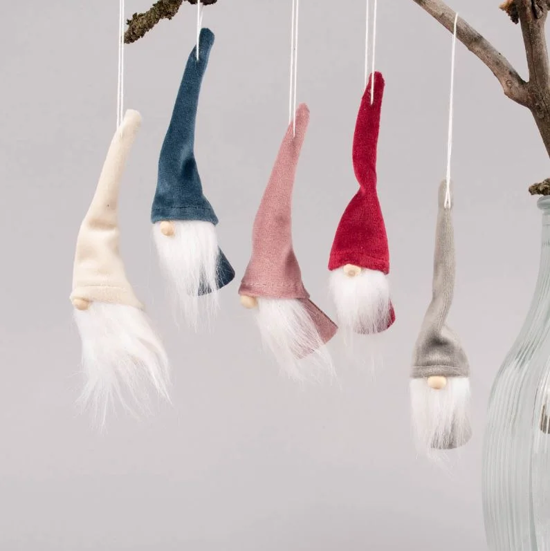 Weihnachtswichtel mit roter Mütze
