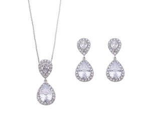 Halskette mit Anhänger und Ohrringen