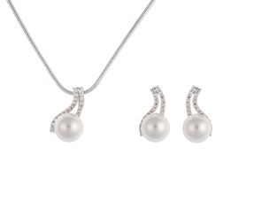 Halskette mit Perlenanhänger und Ohrringen