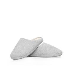 Ein paar graue Slippers