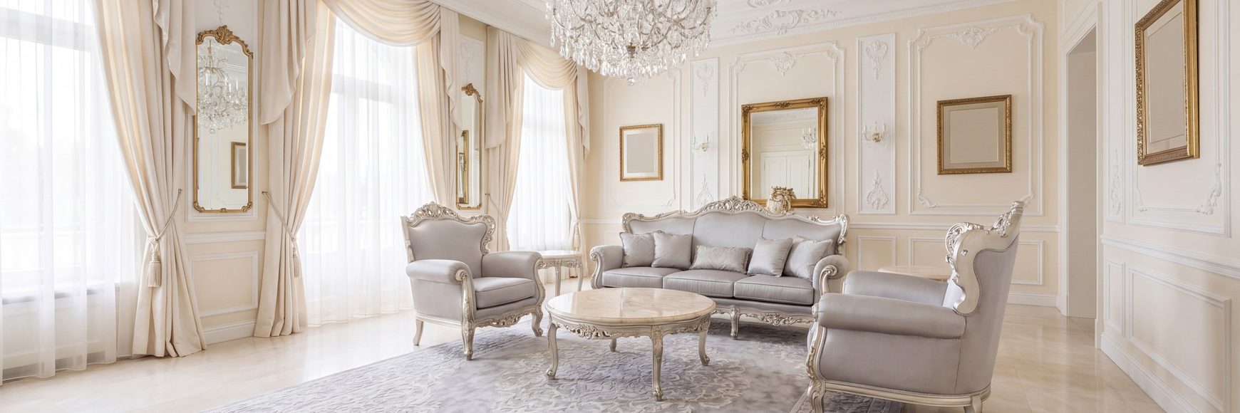 Barock Sofa Sets von Casa Padrino, silbergraue Sitzgruppe im weißen Stucksalon