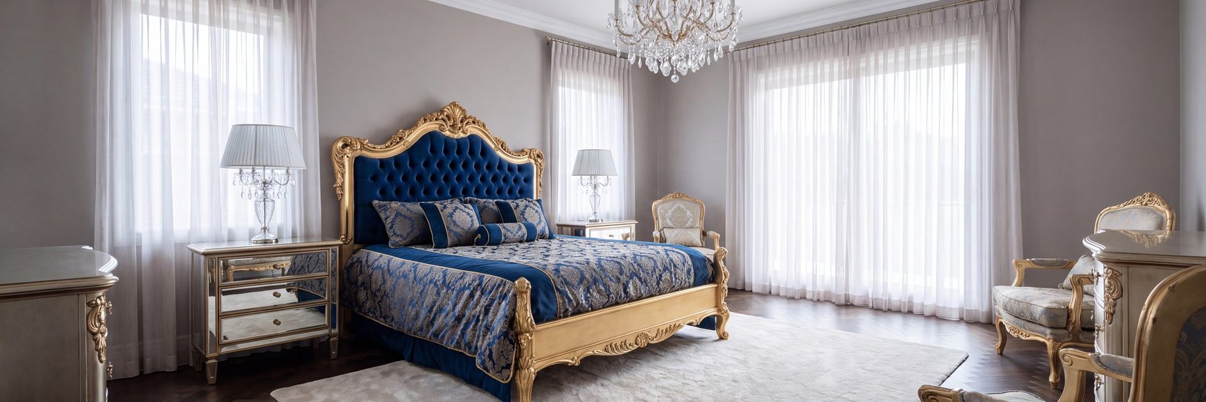 Barock Betten von Casa Padrino, Bett mit blauem Kopfteil und Goldschnitzerei