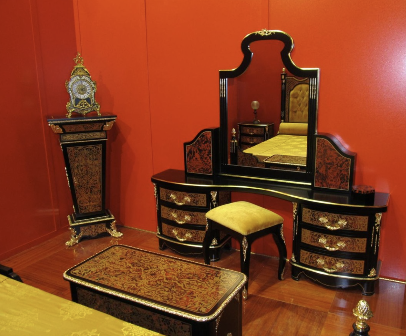 You are viewing part of the Boulle Baroque collection by Casa Padrino. Consisting of a dressing table with mirror and a stool. In red, black and gold.