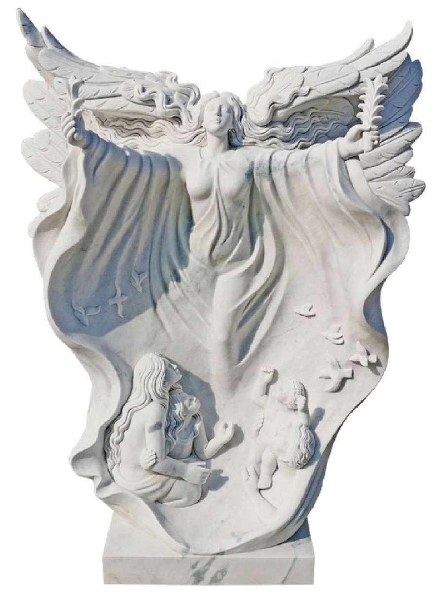 Vous voyez une immense statue d’ange aux bras grands ouverts. Aux pieds de qui est agenouillée une femme et un nouveau-né. La figurine est en marbre fin et est blanche. Très magnifique.