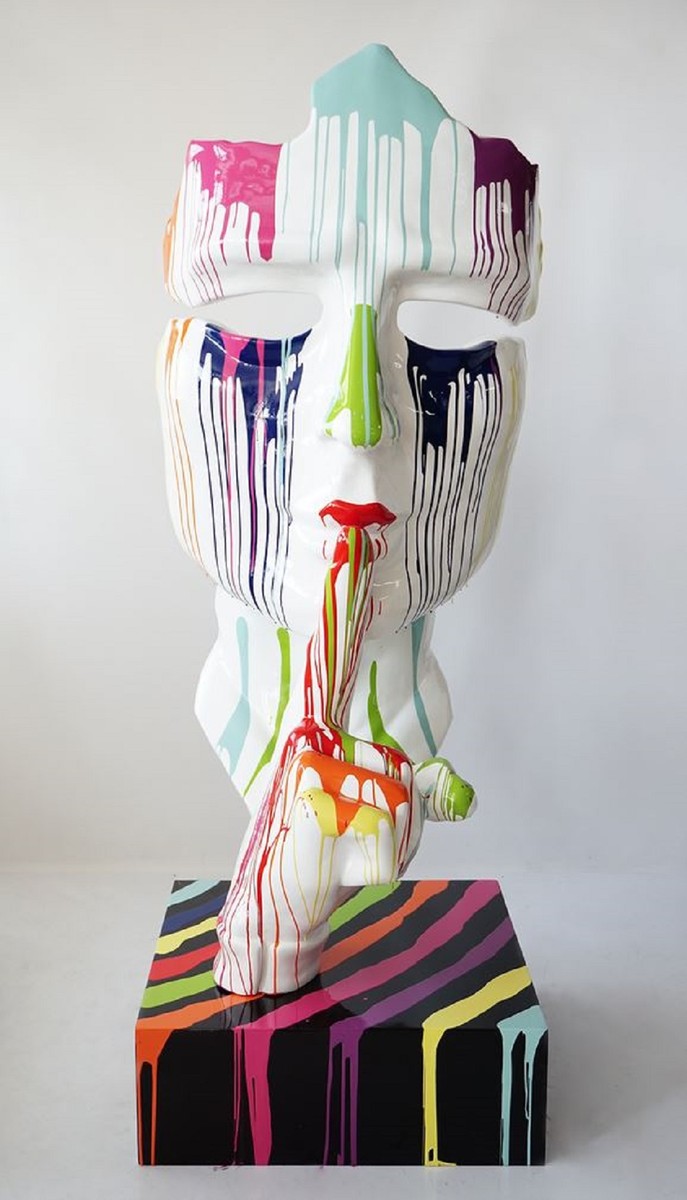 You see a sculpture of a Venezuelan mask. Very modern in white with colorful gradients on a black base.