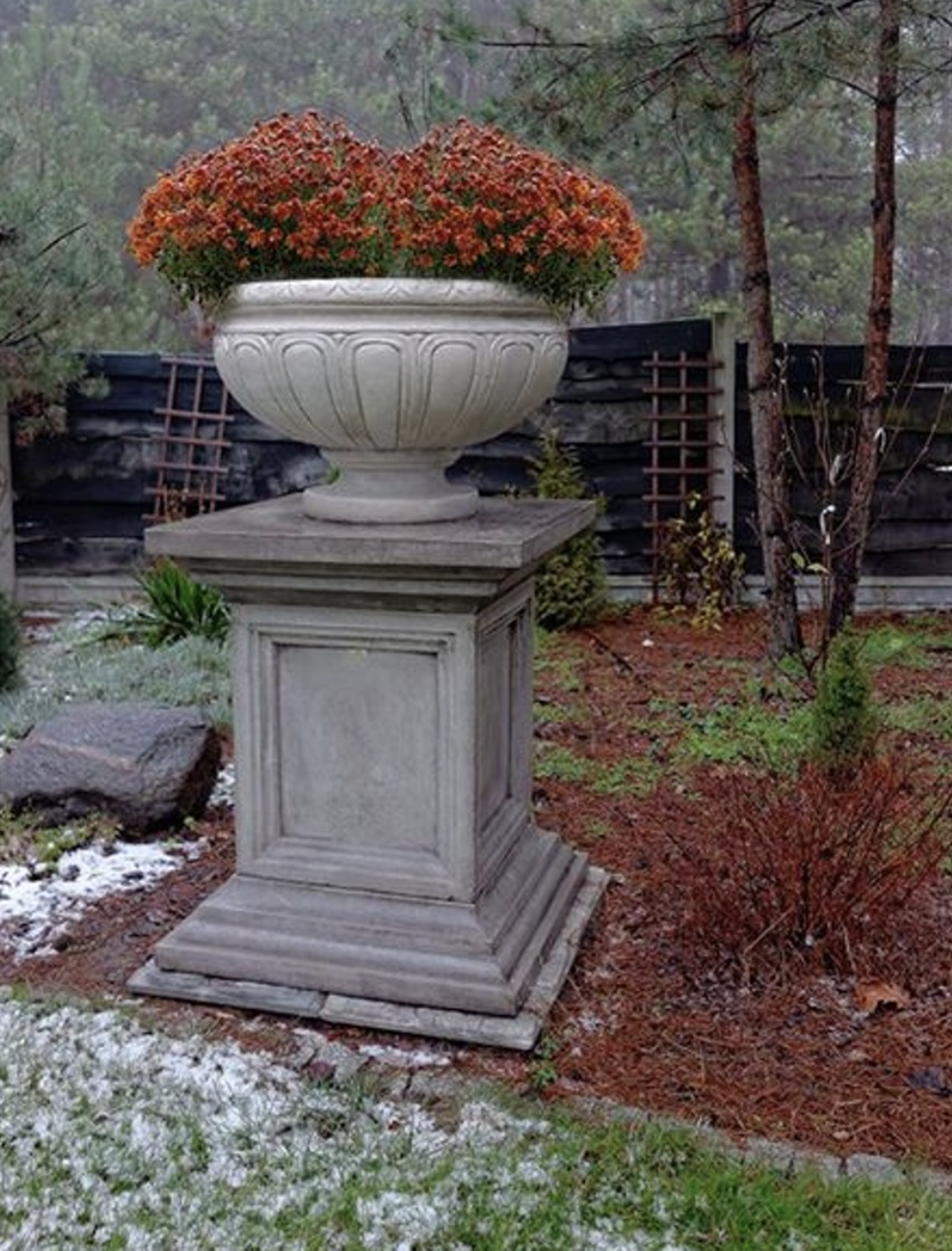 Base barocca antica in grigio Decorato con un antico vaso da fiori barocco