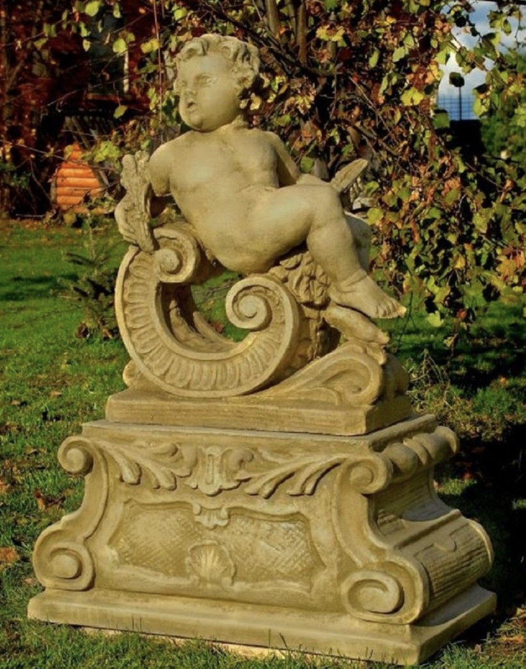 Magnifica base da giardino in pietra, decorata con sculture antiche