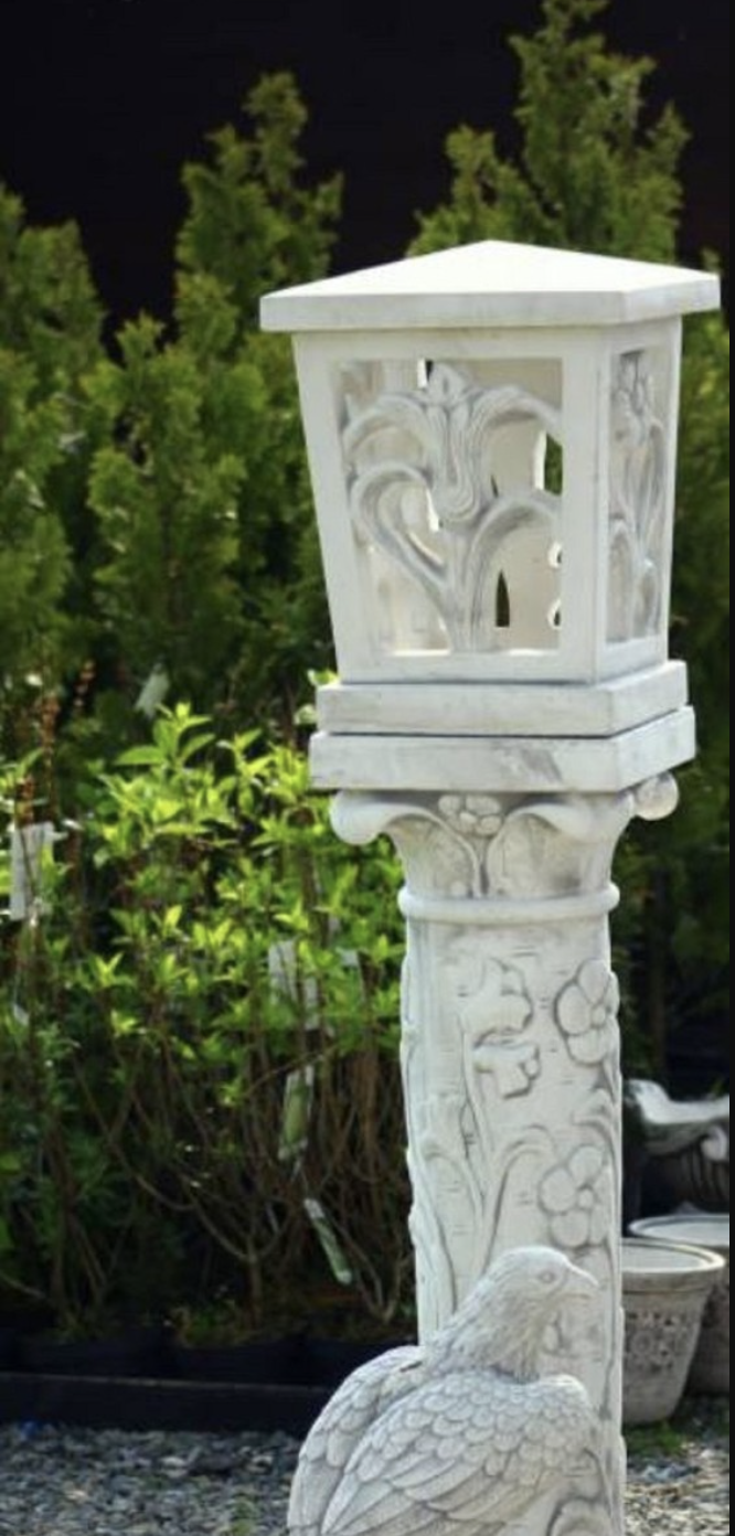 Lussuosa illuminazione da giardino in stile barocco in bianco
