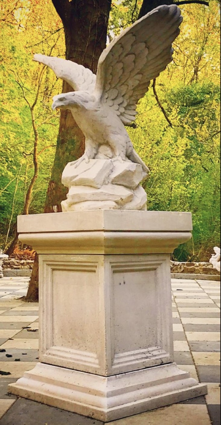 Imponente figura di aquila su grande base in pietra