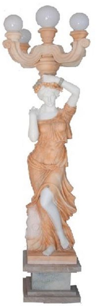 Illuminazione da giardino barocca che mostra una donna seduta in beige.