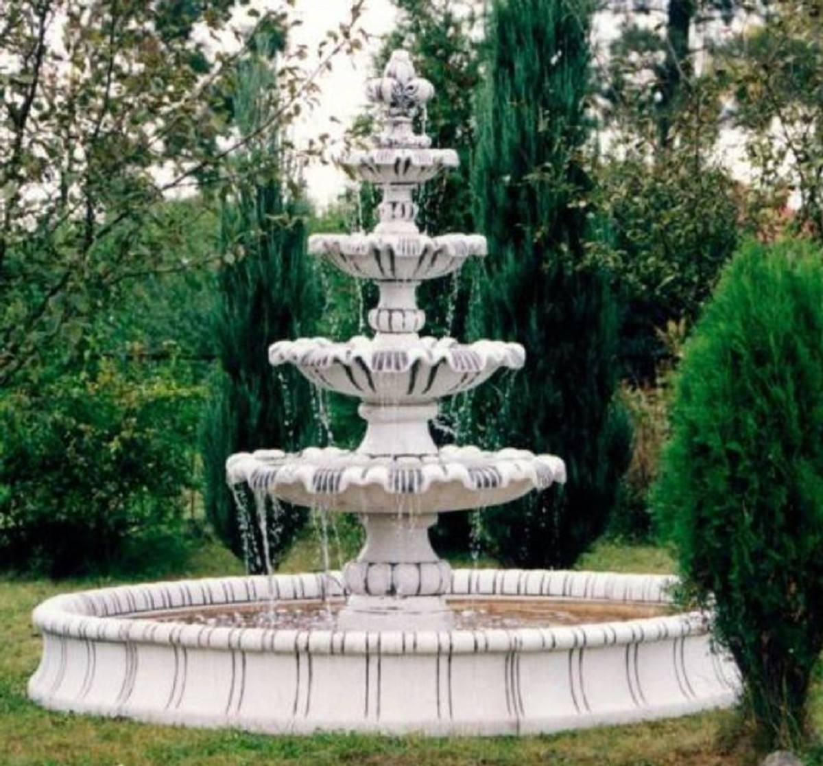 Prunkvoller Gartenbrunnen im Barockstil mit Umrandung in rund mit fünf Etagen 