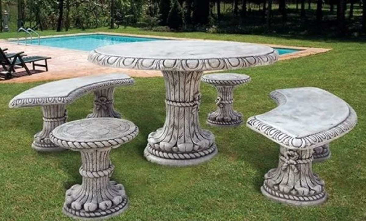 Garten Sitzgruppe aus edlem Marmor Beton Granulat bestehend aus zwei Sitzbänken und zwei Sitzhockern sowie einem runden Tisch im Barock still in grau weiß