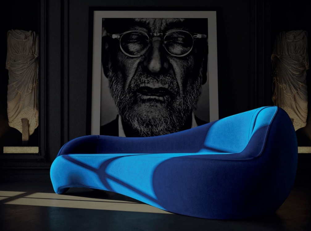 Blaues Samt Sofa in Szenegesetzt mit einem aussagekräftigen Portrait in einer Eingangshalle eines Hotels. Casa Padrino die Marke für Hotels und Schlösser