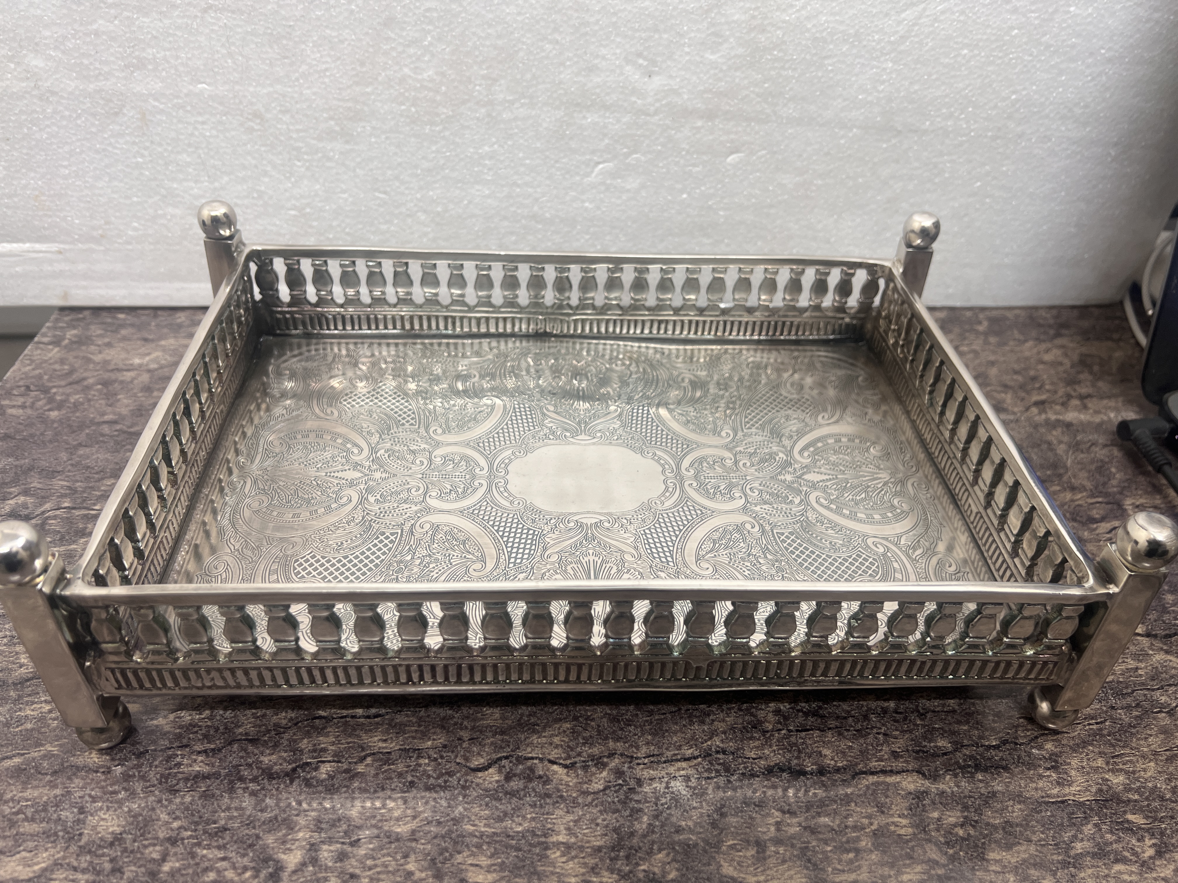 Serving tray handmade by Casa Padrino after completion in the front view.