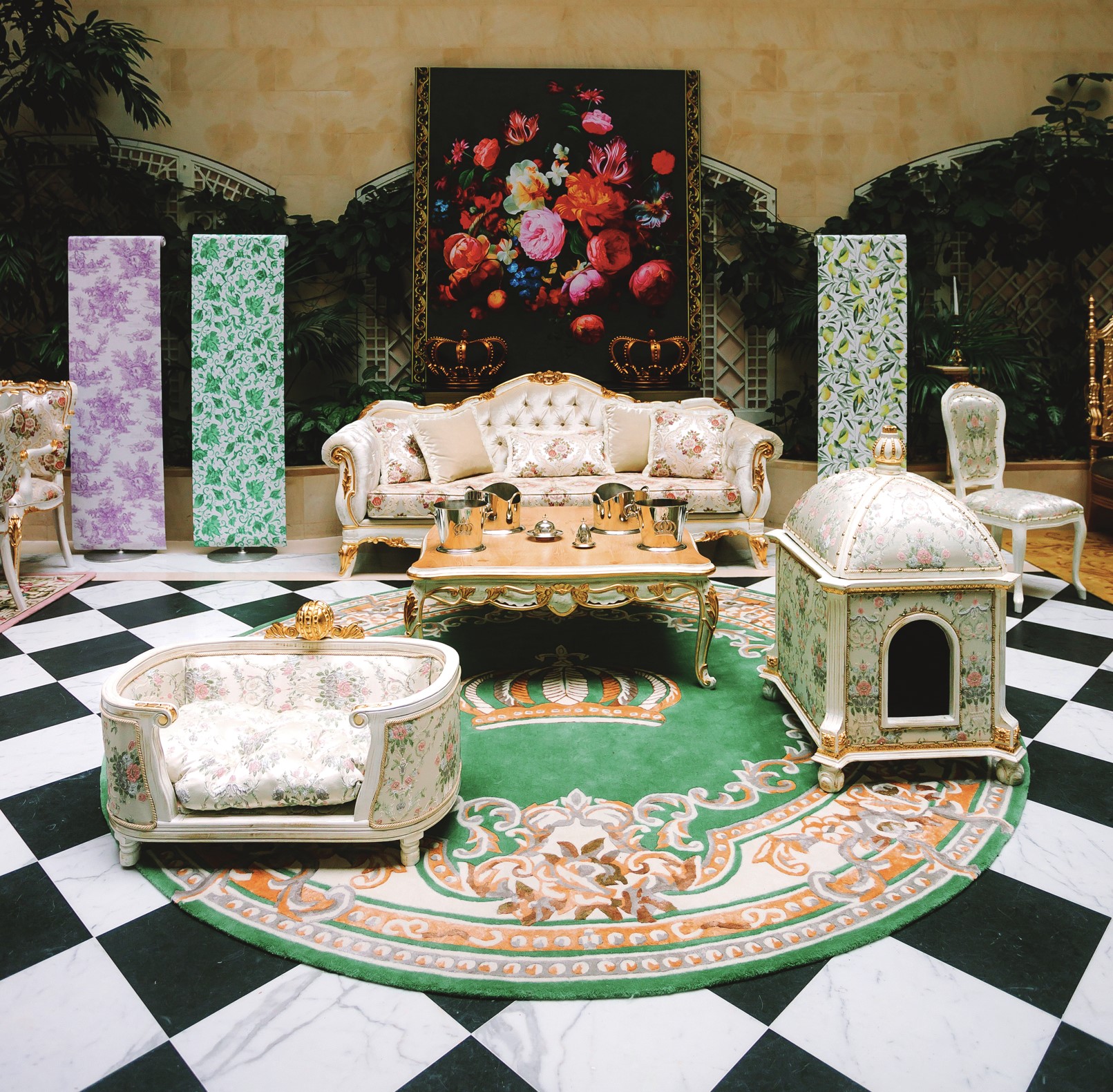 Colección Pompöös Provence en el Hotel Adlon, papel pintado de Harald Glööckler, sofá barroco en oro blanco, alfombra redonda en verde jade, cama para perros y gatos, casa de lujo para gatos, mesa con accesorios plateados.