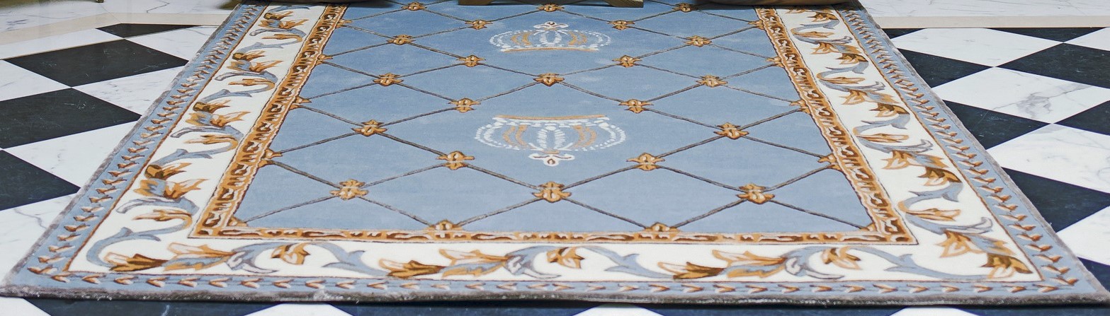 You see a new carpet from the Harald Glööckler Provence collection from 2024 in Blue White Gold