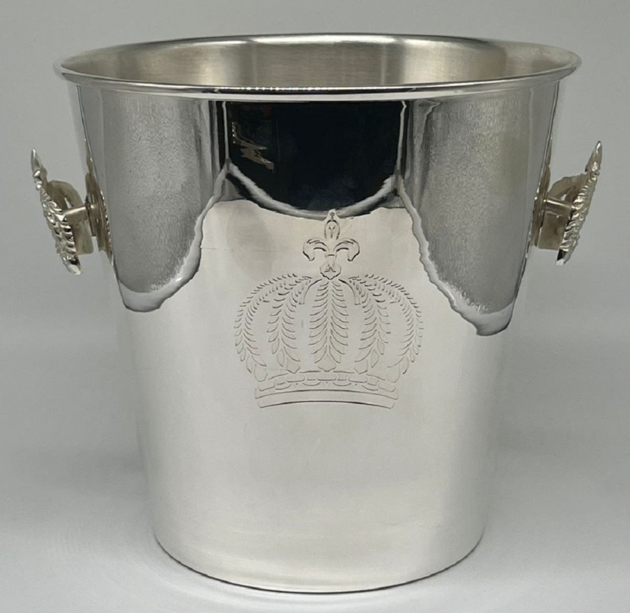 Lussuoso refrigeratore per champagne della collezione Pompöös Provence di Casa Padrino, disegnato da Harald Glööckler, in elegante argento. Realizzato in ottone di alta qualità e nichelato, questo frigorifero portatile unisce funzionalità ed eleganza, aggiungendo un tocco di glamour a qualsiasi evento.