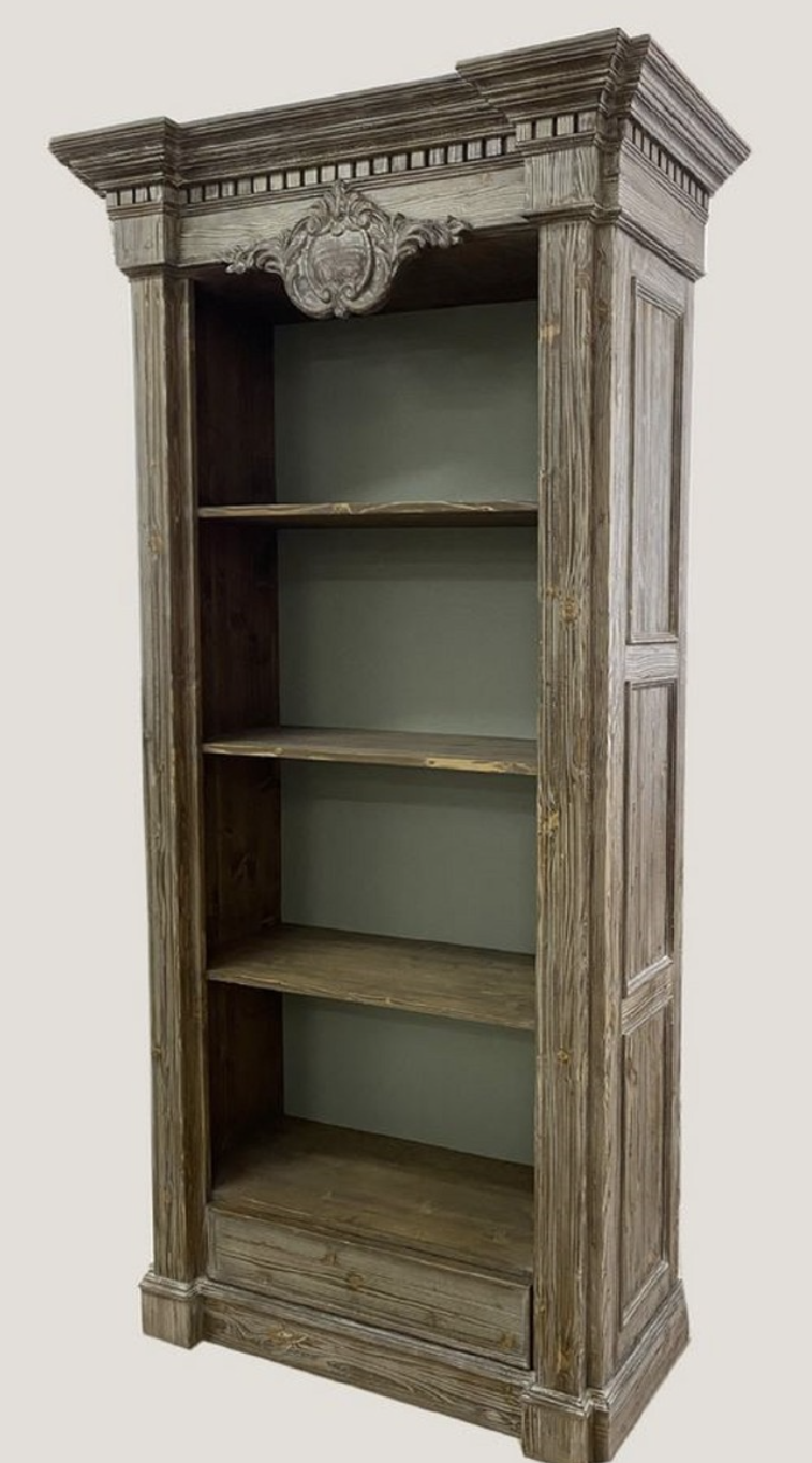 Armoire étagère luxueuse de style maison de campagne française de la collection Pompöös Provence. Fabriqué à la main en bois massif avec des décorations délicates. Idéal pour les espaces de vie élégants.