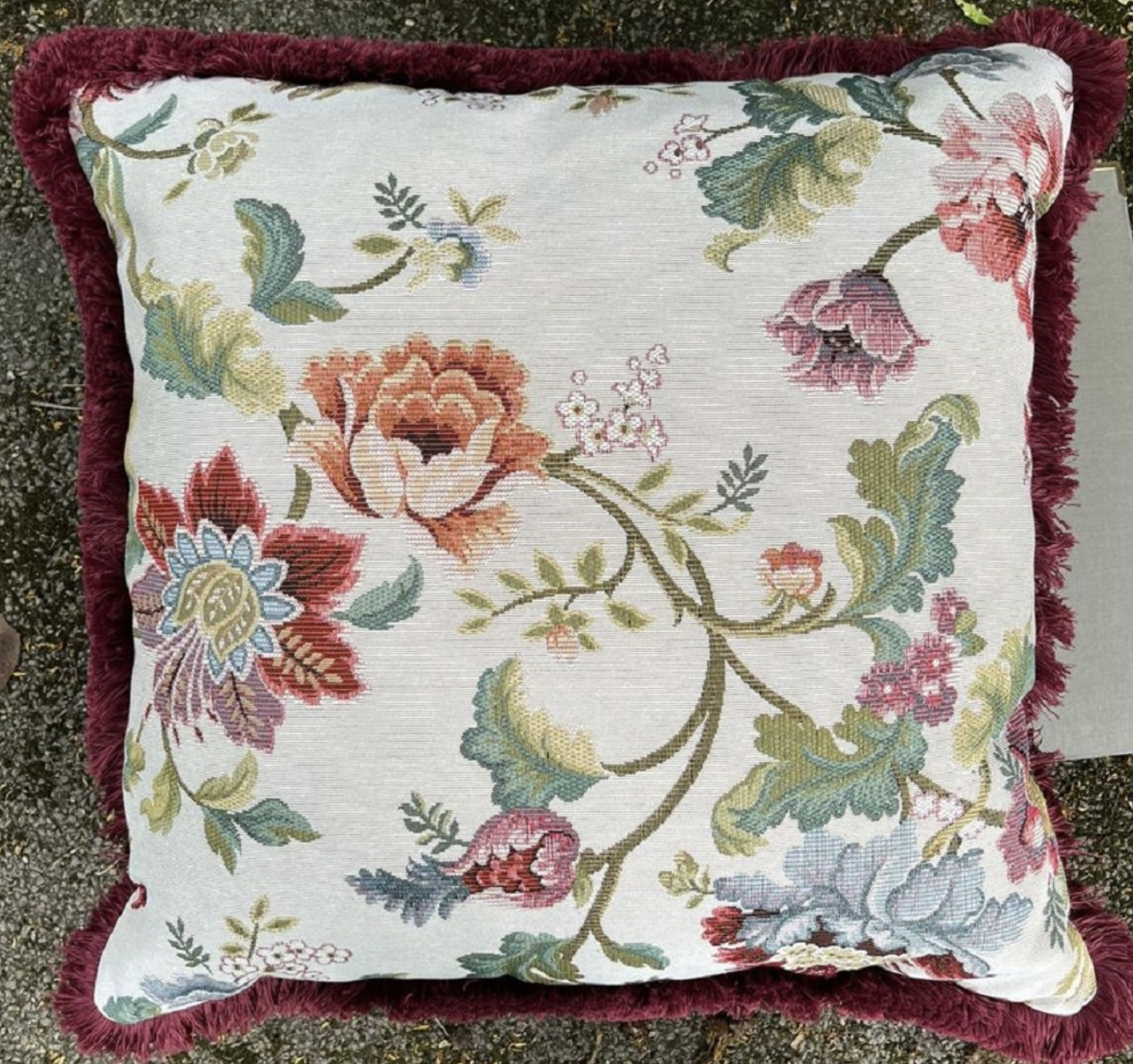 Un magnifique coussin de style maison de campagne avec un motif floral en blanc et rouge du designer star Harald Glööckler de la collection Pompöös Provence 2024