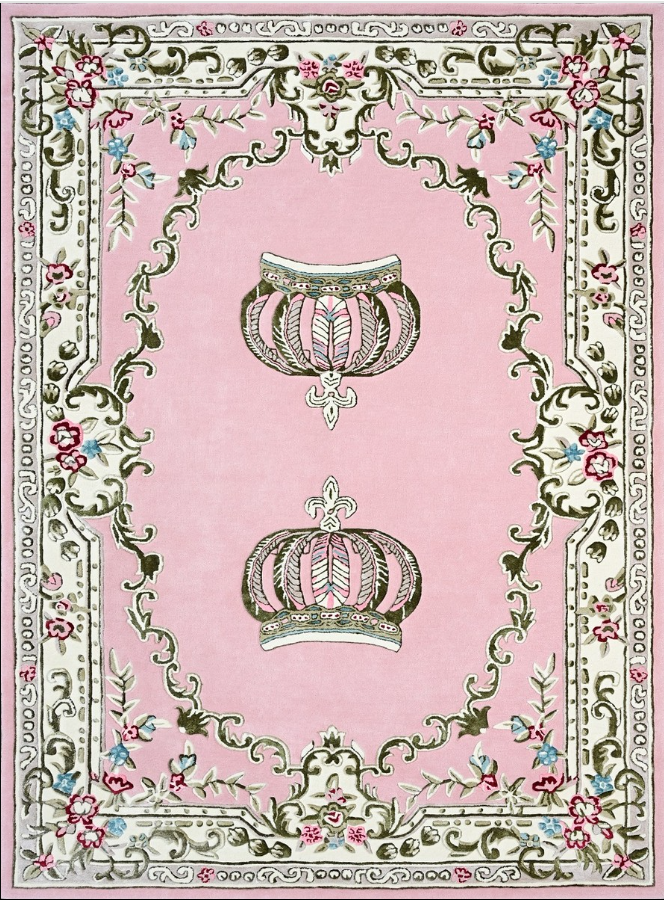 Alfombra rosa de la colección Pompöös Provence de Casa Padrino, diseñada por Harald Glööckler, con dos coronas, hermosas decoraciones florales y adornos de filigrana. Tejida a mano con 100 % lana de alta calidad, esta alfombra combina lujo y elegancia.