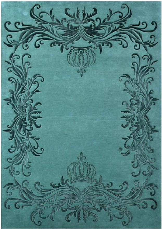 Tapis vert tissé à la main de la collection Pompöös Provence de Casa Padrino, dessiné par Harald Glööckler, avec deux couronnes et décorations baroques. Fabriqué à 100 % en laine de haute qualité, ce tapis allie confort luxueux et élégance royale.