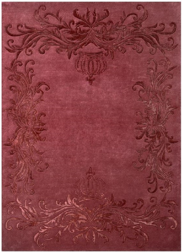 Tapis rectangulaire tissé à la main de couleur rouge bordeaux de la collection Pompöös Provence de Casa Padrino, conçue par Harald Glööckler, avec deux couronnes et décorations baroques. Fabriqué à 100 % en laine de haute qualité, ce tapis allie confort luxueux et élégance royale.