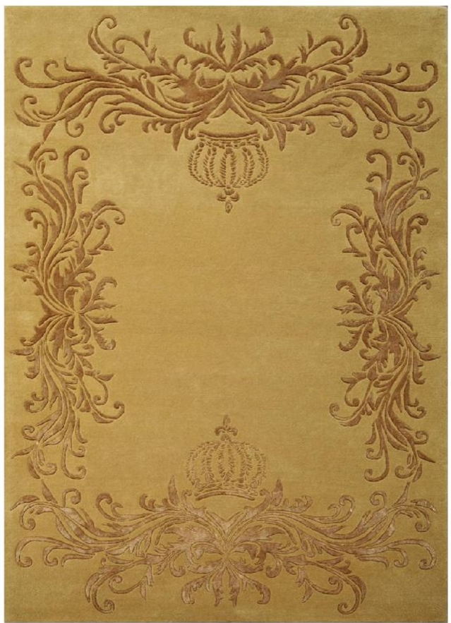 Tapis rectangulaire doré tissé à la main de la collection Pompöös Provence de Casa Padrino, conçu par Harald Glööckler, avec deux couronnes et décorations baroques. Fabriqué à 100 % en laine de haute qualité, ce tapis allie confort luxueux et élégance royale.