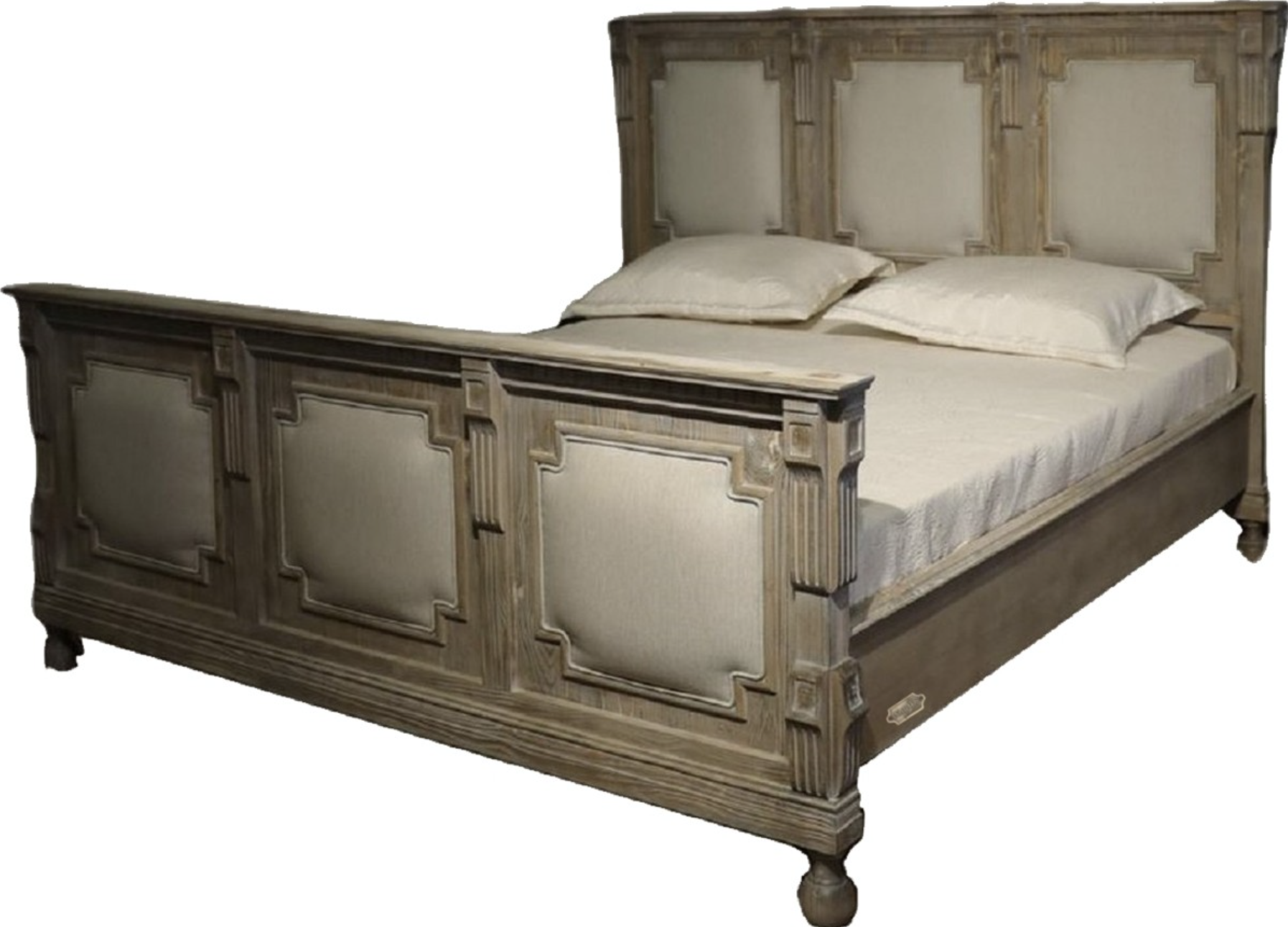 Un lit double luxueux de style campagnard avec tête et repose-pieds rembourrés en gris antique qui crée une atmosphère charmante et accueillante dans la chambre.