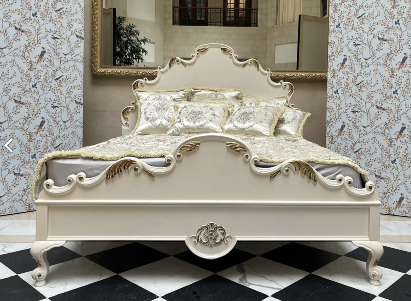 Ein prachtvolles Luxus Barock Doppelbett in Creme und Gold, entworfen von Harald Glööckler, das jeden Raum in einen märchenhaften Palast verwandelt.