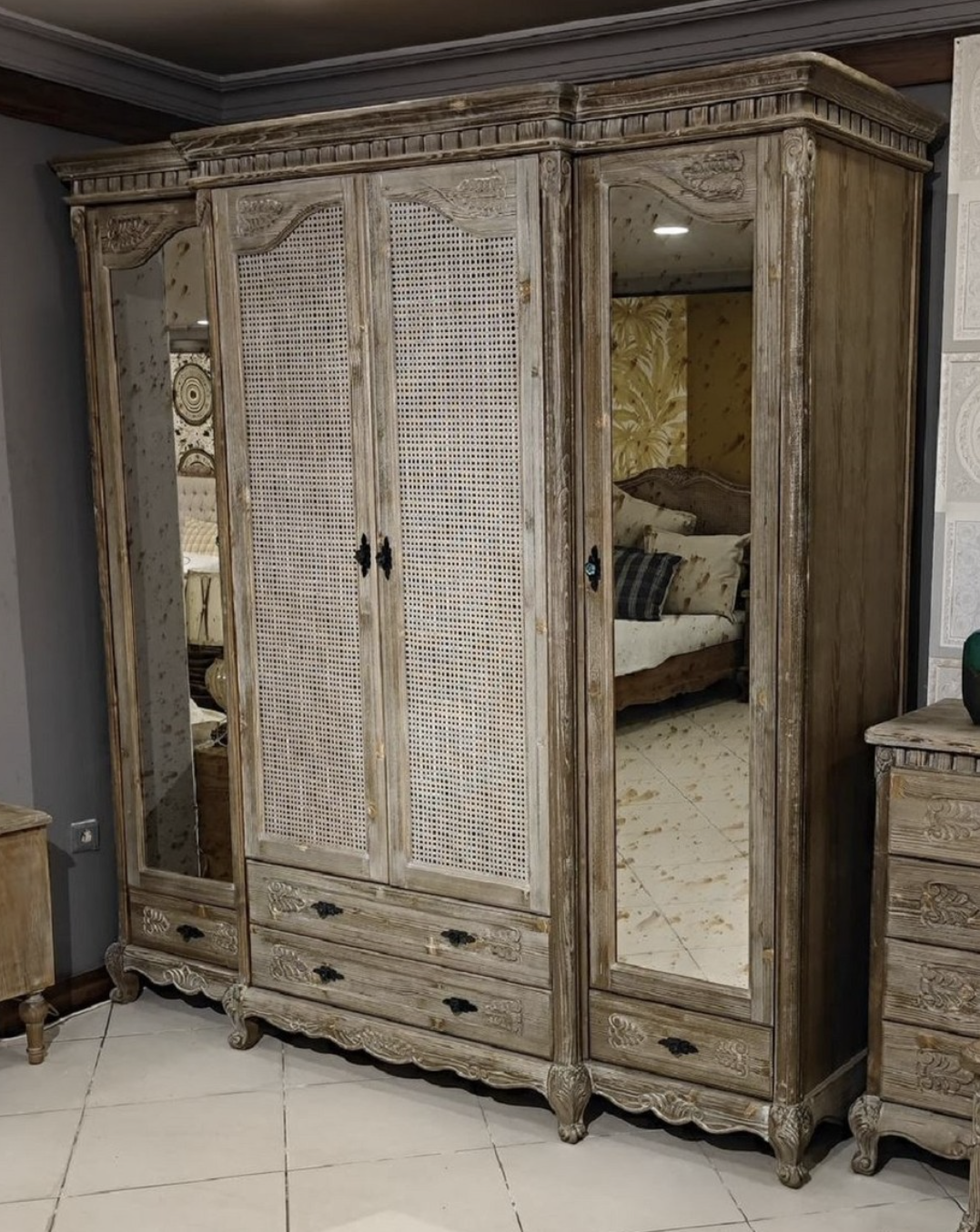 Une élégante armoire de chambre de campagne en gris-brun de la collection 