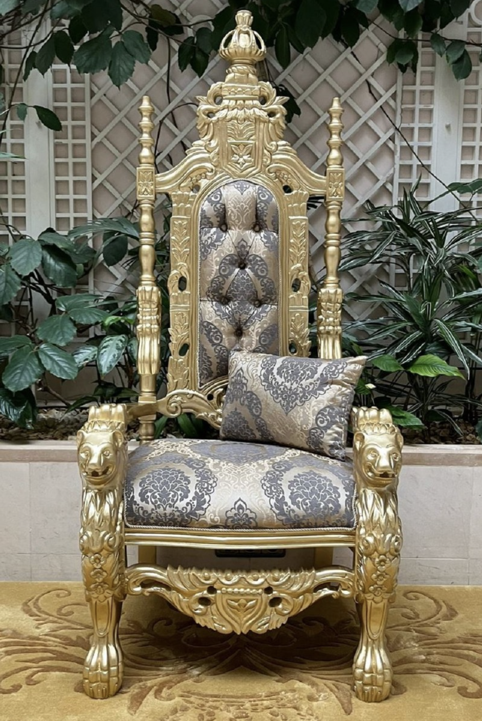 Lujoso sillón trono de estilo barroco de la colección POMPÖÖS PROVENCE de Harald Glööckler, ideal para salones elegantes o zonas de espera elegantes.