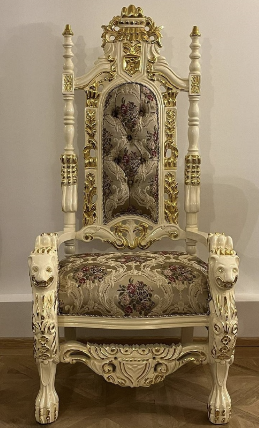 Fauteuil trône de style baroque de la collection POMPÖÖS PROVENCE par Harald Glööckler. Fabriqué à la main avec un cadre en bois massif, un rembourrage en mousse de polyester et une élégante housse en tissu. Offrez-vous un confort royal et une élégance stylée pour votre maison.