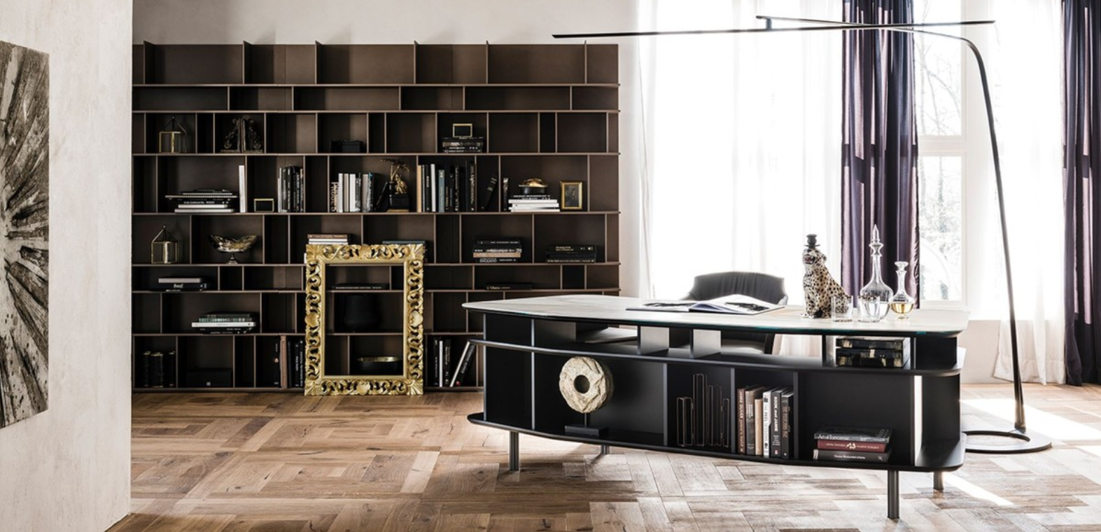 Bureau d'hôtel de luxe Casa Padrino avec un plateau en céramique de haute qualité sur un corps en bois massif de Casa Padrino dans les couleurs noir et blanc.