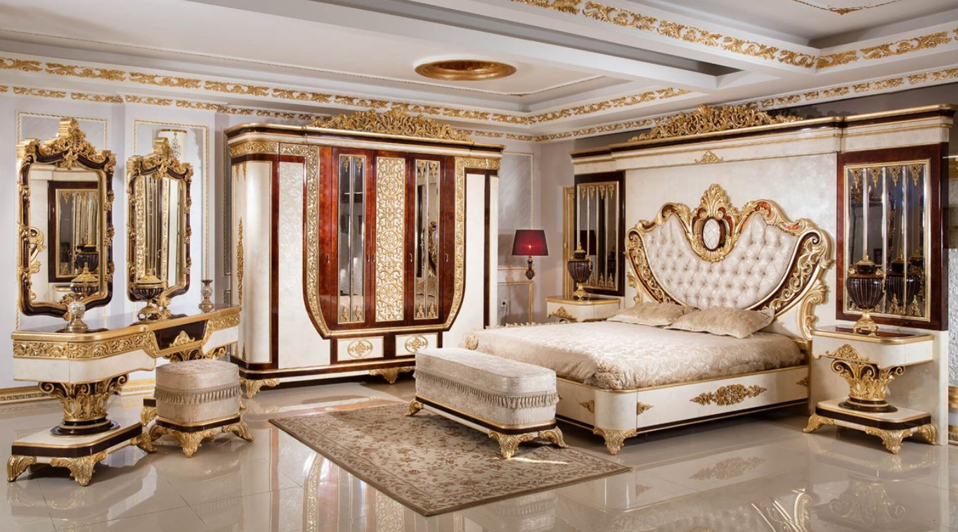 Ves un dormitorio barroco de lujo totalmente equipado en oro/blanco/marrón que consta de una cama doble con cabecero, dos mesitas de noche, muy elegante y magnífica. En la imagen puedes ver otros bellos objetos como espejos, alacenas y estanterías del mismo estilo de Casa Padrino.