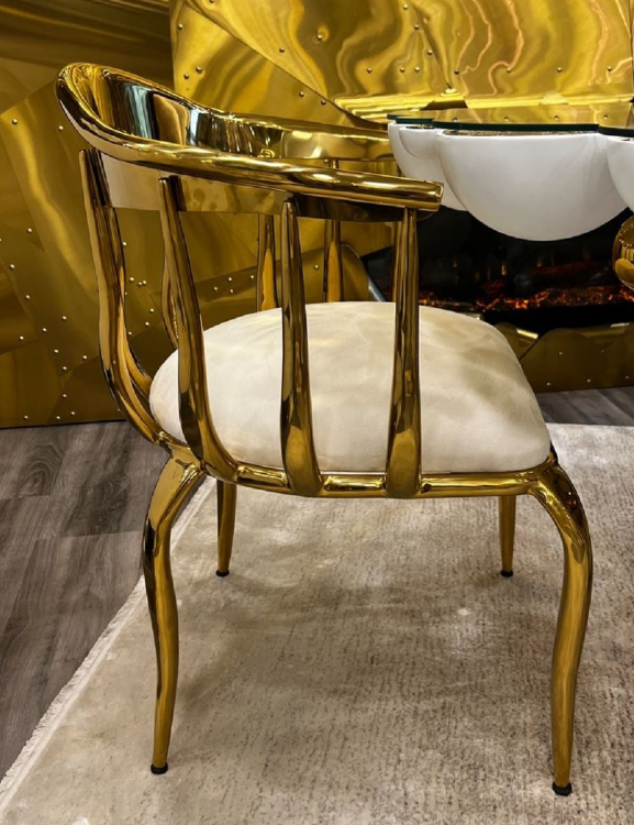 A golden luxury dining room chair with fine velvet cover by Casa-Padrino