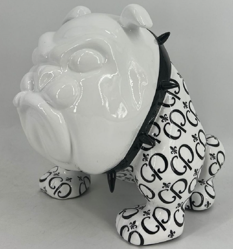 Una escultura de bulldog en blanco y negro con el logo de Casa Padrino.