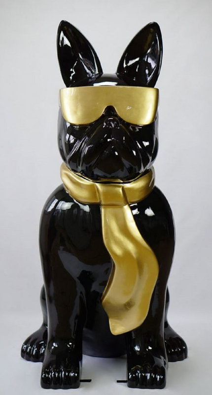 Una escultura de Bulldog Francés en negro y dorado de Casa-Padrino.