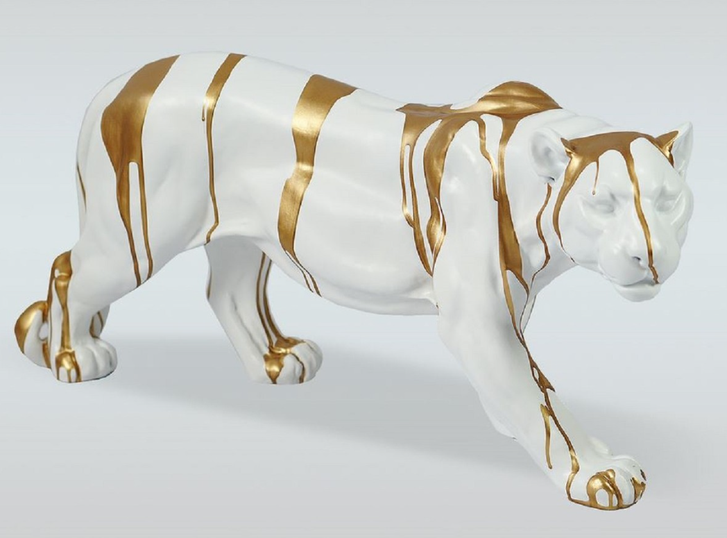 Ein anpirschender Panther als Fiberglas Figur in Weiß Gold von Casa-Padrino