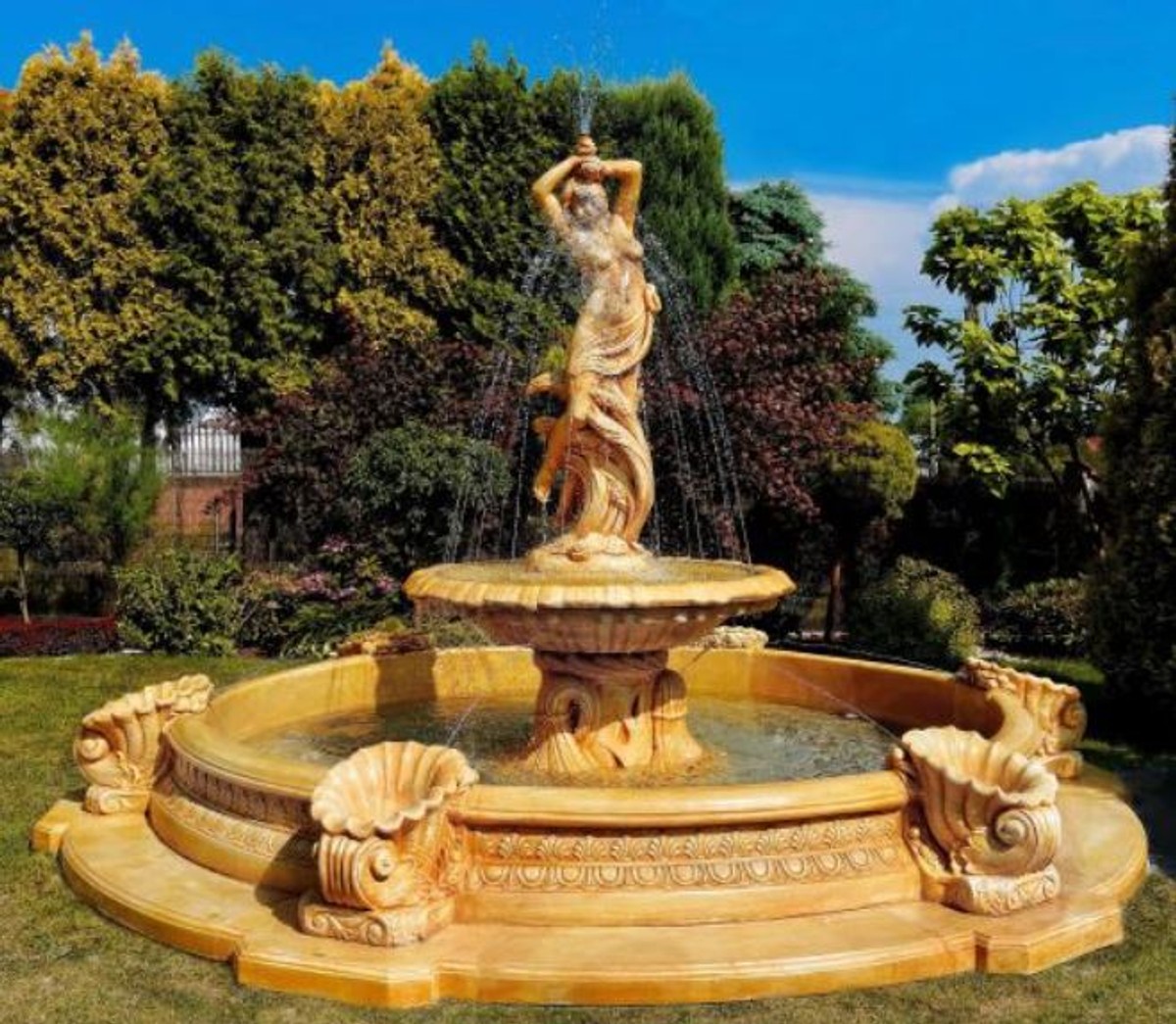 Runder Springbrunnen mit einer Etage und einer großen weiblichen Figur aus der das Wasser herausrieselt.