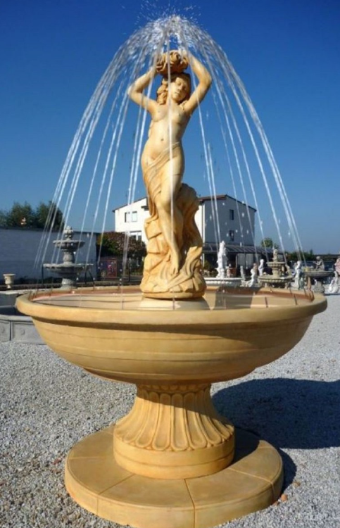 Gartenspringbrunnen Frau mit Krug über den Kopf Fontaine bei Casa Padrino