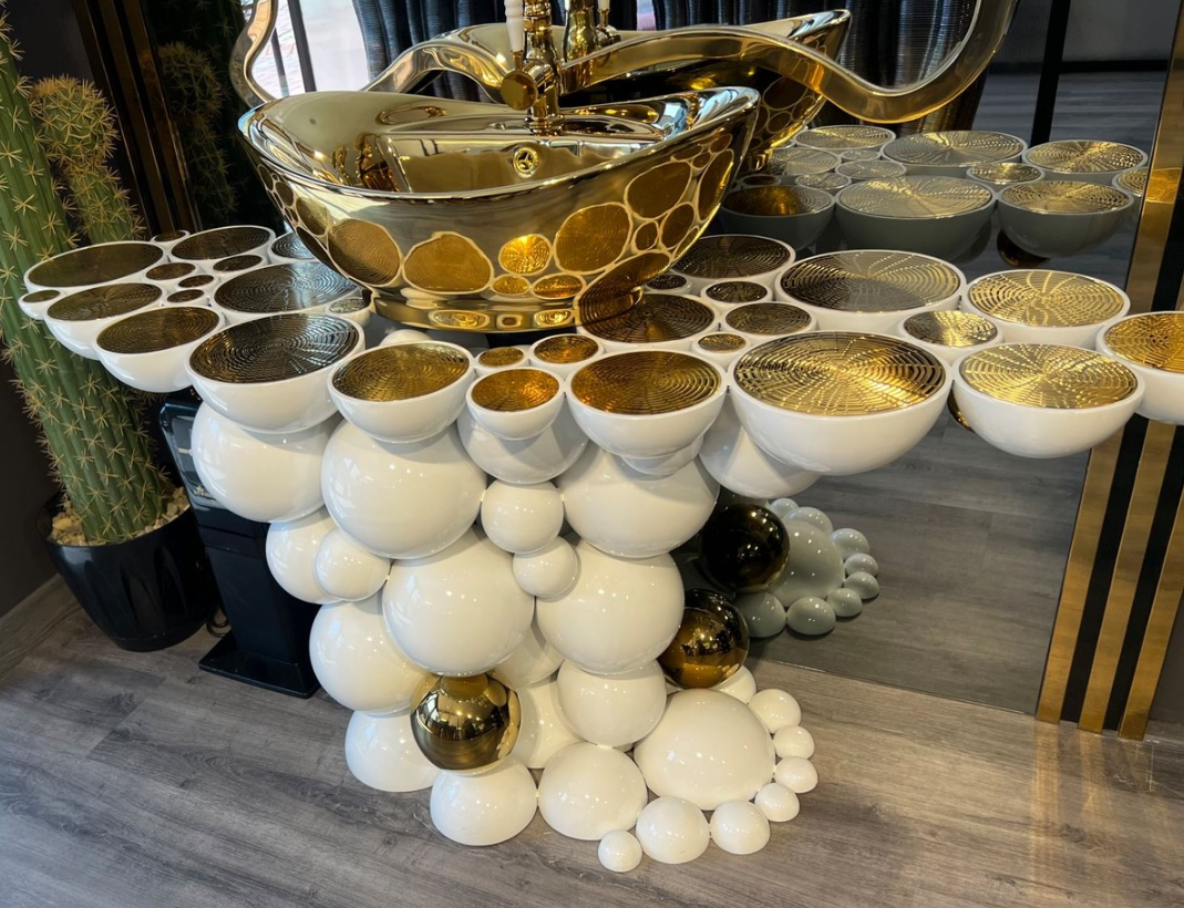 Mueble de baño de lujo en blanco y dorado con lavabo dorado de Casa-Padrino.