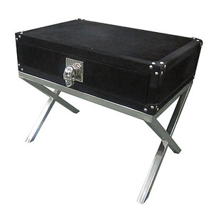 4251549319351 - Konsole Skull mit schwarzem Kunstfell 60x40x50cm