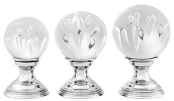 4251549323174 - Luxus Wohnzimmer Deko 3er Set Silber - Glas Kugeln mit Messing Sockel