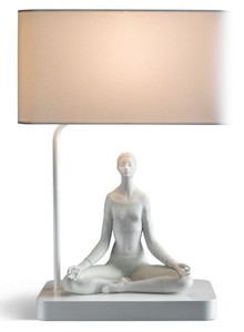 4251549326465 - Luxus Tischleuchte Grau   WeiÃ 38 x 20 x H 54 cm - Designer Tischlampe mit dekorativer Yoga Porzellan Figur